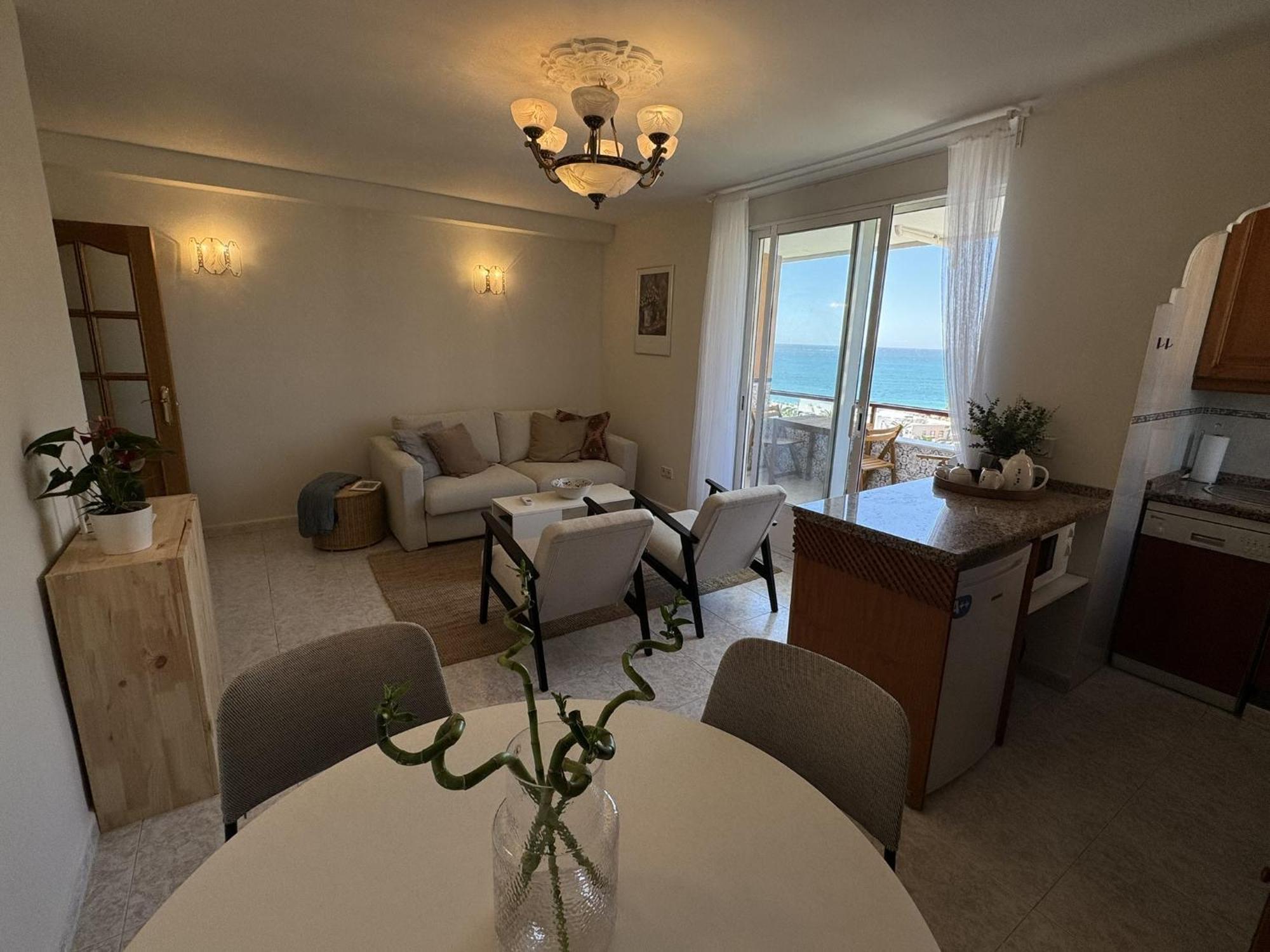 פואנגירולה Beachfront Apartment With Terrace And Seaviews מראה חיצוני תמונה